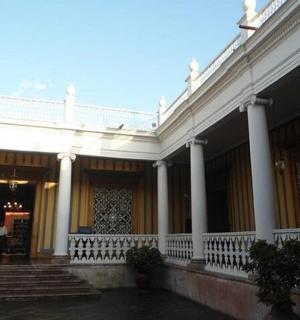 velká bílá budova se sloupy a schodištěm