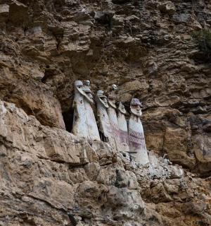 山腰上的一组雕像