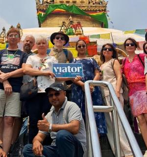 一群人摆姿势拍照