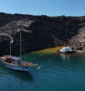 山边水域中的一艘船