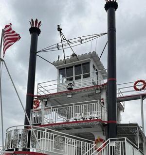 budova s americkou vlajkou na lodi