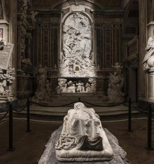 建筑物中间有雕像的房间