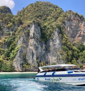 山前水中的一艘船