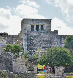 人们站在一座石头建筑前