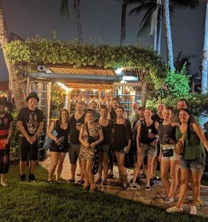 一群人晚上站在一栋建筑前