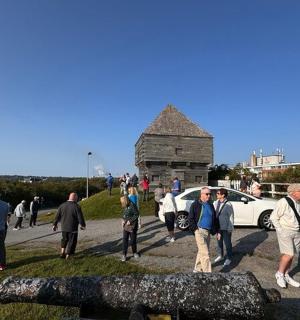 一群人围着一辆白色汽车