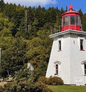 顶部有红色顶的灯塔