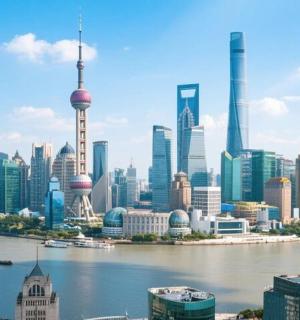 pohled na město s řekou a budovami