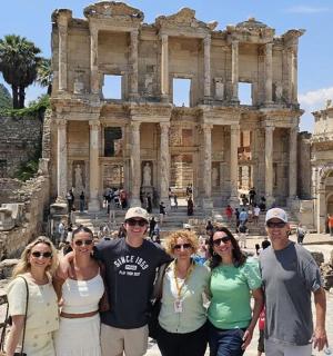 一群人站在体育馆前