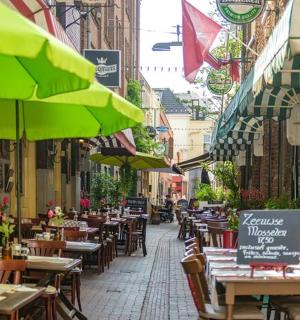 空荡荡的街道上摆满了桌椅和遮阳伞