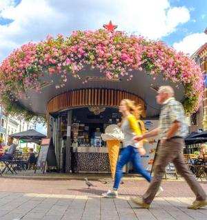 ein Mann und eine Frau gehen eine Straße entlang