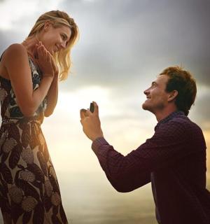 muž fotografující ženu