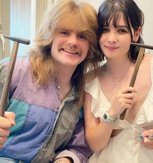 一男一女拿着筷子