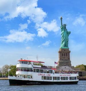 自由女神像前的一艘游轮