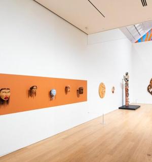 墙上挂满艺术品的白色大画廊