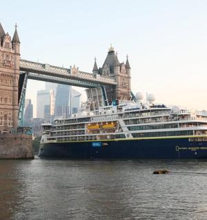 一艘游轮从塔桥下穿过