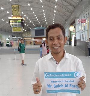 一名男子在火车站举着牌子