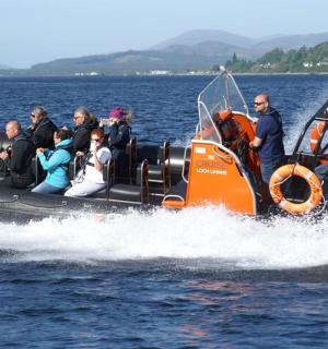 一群人在水中的船上