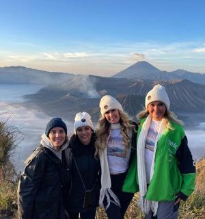 一群人站在山顶上