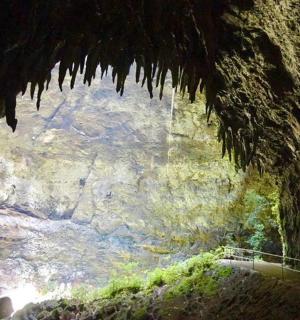 从洞穴内部看到的瀑布景色