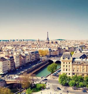 有河流和建筑物的城市景观