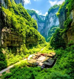 峡谷中修道院的鸟瞰图