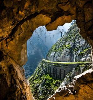 可以看到山景的洞穴