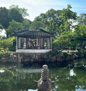 altán nad rybníkem v zahradě