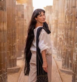 一名女子站在墙前