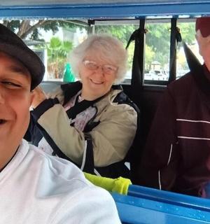 группа людей, едущих в автобусе