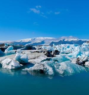 水域中的一组冰山
