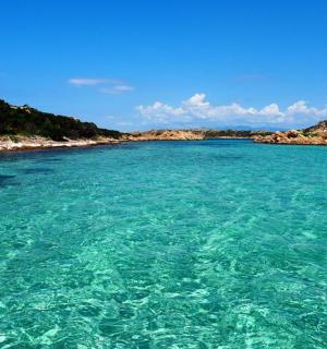 一大片水域，有一群岛屿