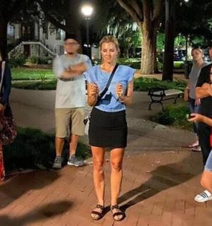 一群人站在公园里