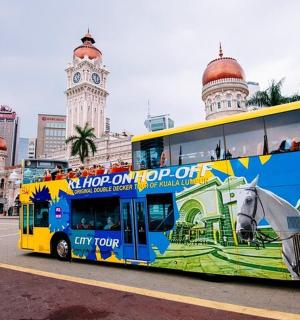 一辆双层巴士停在一栋建筑物前