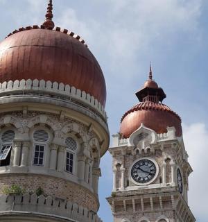 一座有钟楼和天空的建筑