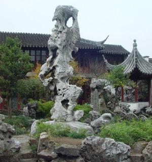 socha v zahradě před budovou