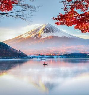 hora ležící na jezeře s lodí