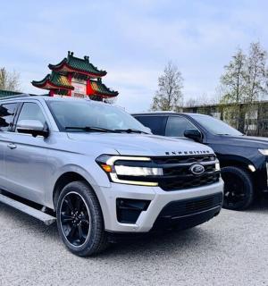 dva kamiony zaparkované vedle sebe na parkovišti