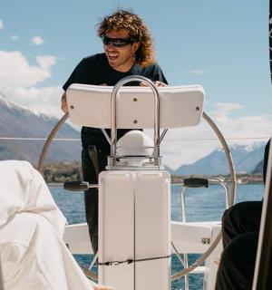 mężczyzna stojący na rufie łodzi