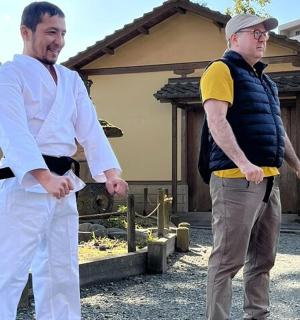 两个男人站在一所房子前