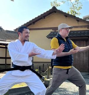 两个男人在房子前跳舞