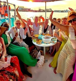 eine Gruppe von Frauen sitzt auf einem Boot