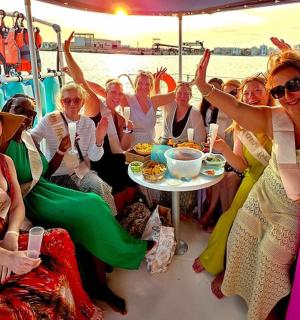 eine Gruppe von Frauen sitzt auf einem Boot