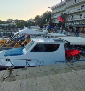 一艘船停靠在港口的码头上