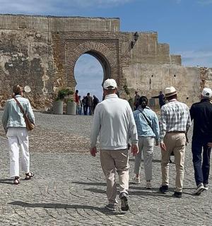 一群人走在拱门前