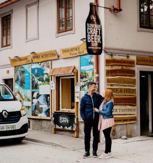 muž a žena stojící před budovou