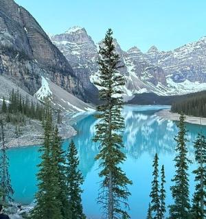 山中蓝色湖泊的景色