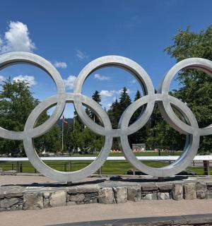 公园里的三枚奥运五环雕像