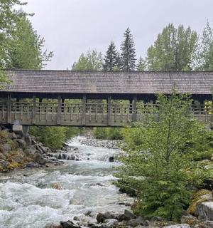 横跨湍急河流的木桥