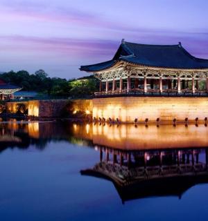 夜晚水上的中国建筑